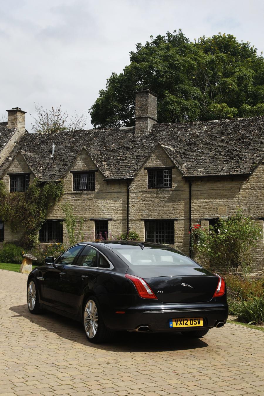  Jaguar XJ 2012 года  (UK) (фото 38 из 121)